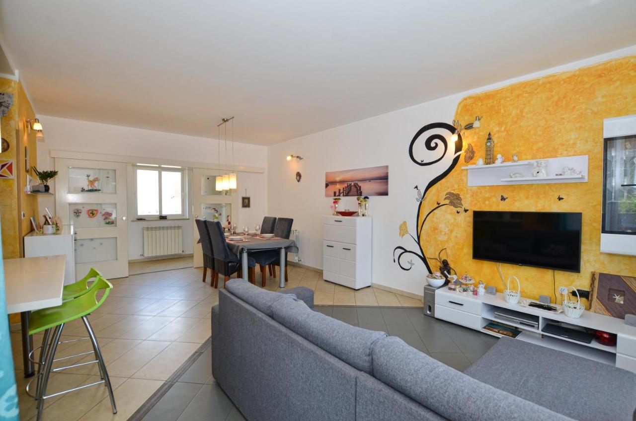 Noemi & Ana Apartment Ровин Екстериор снимка