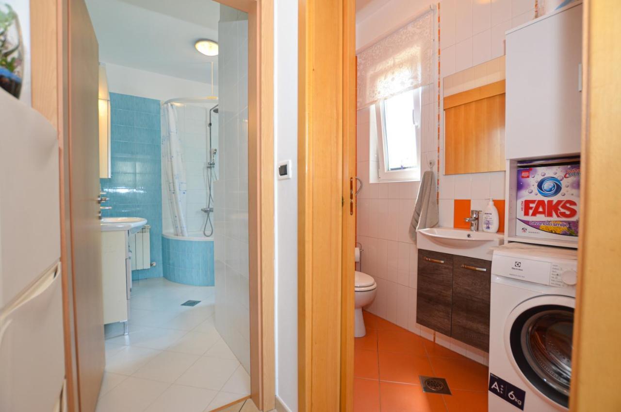 Noemi & Ana Apartment Ровин Екстериор снимка