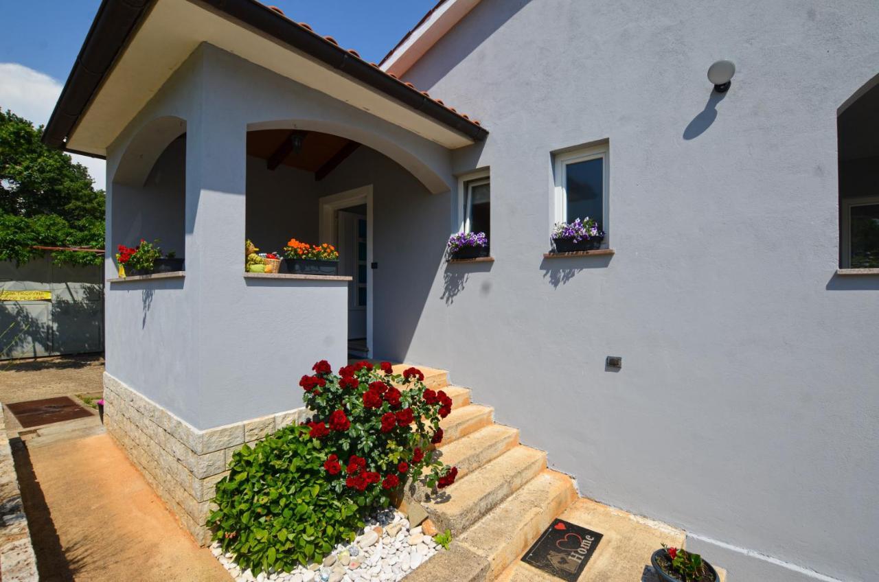 Noemi & Ana Apartment Ровин Екстериор снимка
